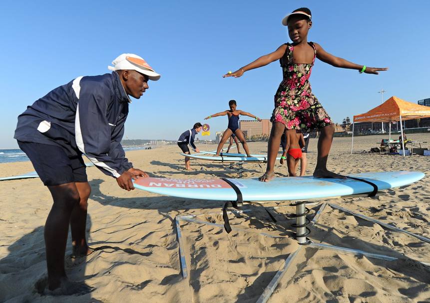 Negli ultimi anni, sempre pi spesso, troviamo donne che si avvicinano alla pratica di questo sport. Istruttori e bambine sulla spiaggia di Durban in Sudafrica. (Epa)